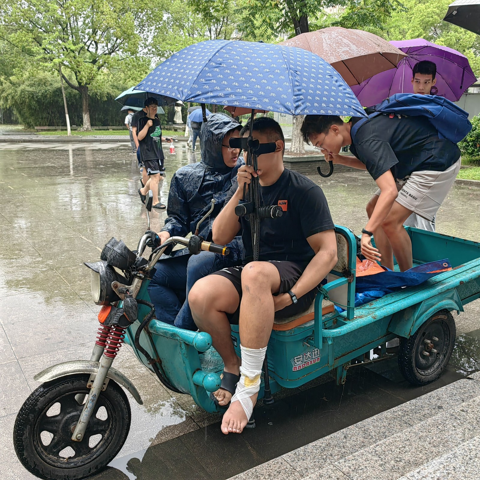 5大雨天气送受伤学生考试.jpg